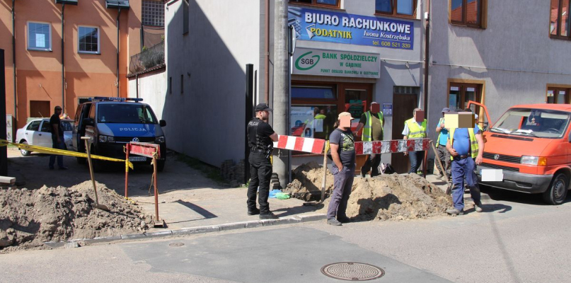 Makabryczne odkrycie w centrum Gostynina. Znaleziono szkielet dziecka [FOTO] - Zdjęcie główne