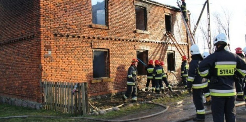 Cały budynek w ogniu. W akcji aż 8 zastępów straży [ZDJĘCIA] - Zdjęcie główne