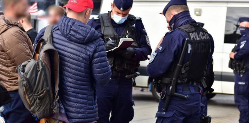 Policjanci sprawdzają przestrzeganie wprowadzonych obostrzeń - Zdjęcie główne