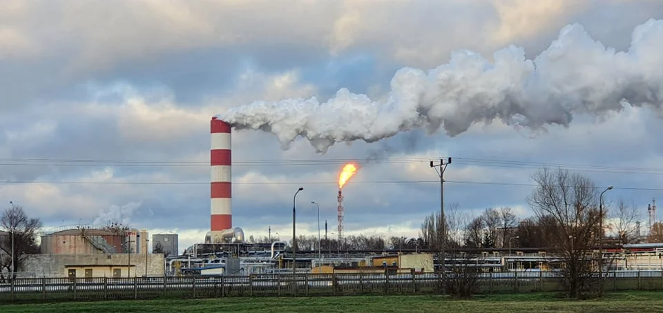 Gigantyczny ogień nad PKN Orlen. Doszło do awarii instalacji? - Zdjęcie główne