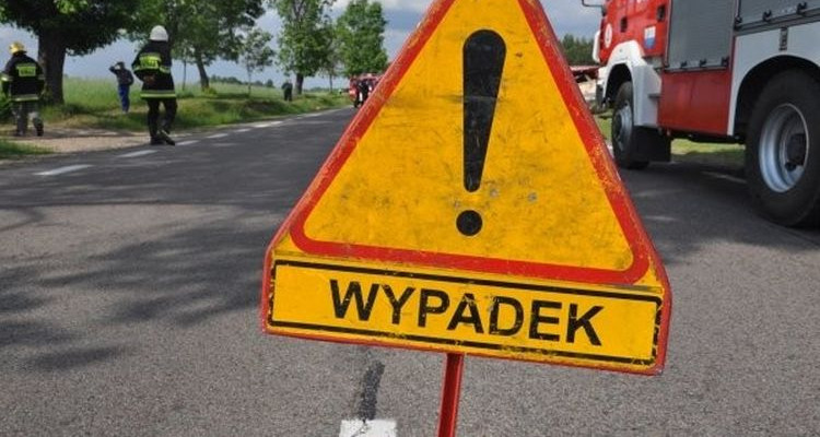 Wypadek w Szczawinie. Osobówka uderzyła w drzewo - Zdjęcie główne