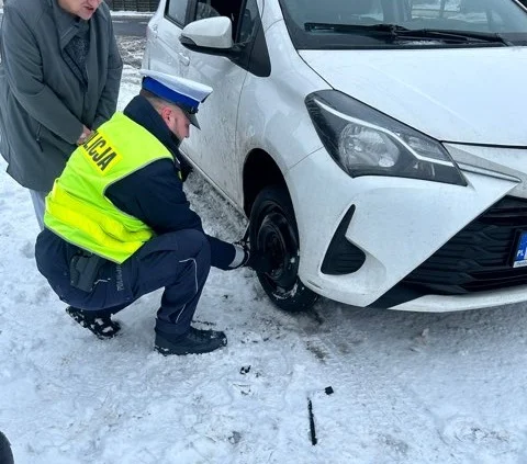 Miała ponad 100 km do domu i "złapała gumę". Pomogli policjanci z Gostynina - Zdjęcie główne