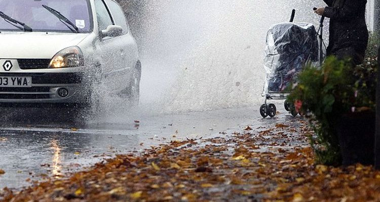 Wysokie kary dla kierowców. Co grozi za ochlapanie pieszego?  - Zdjęcie główne