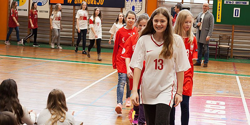 Orły Górskiego na wybiegu: Biało-czerwone spotkanie w SP3 - Zdjęcie główne