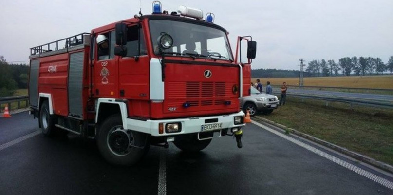 Groźnie na A1: samochód uderzył w barierki - Zdjęcie główne