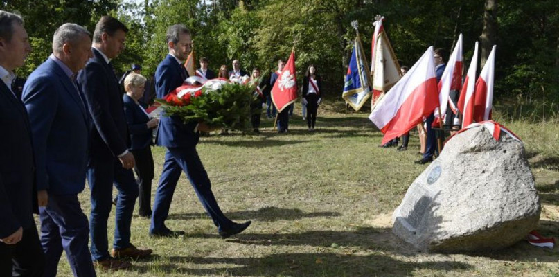 Odsłonięcie obelisku poświęconego ofiarom Zbrodni Katyńskiej - Zdjęcie główne