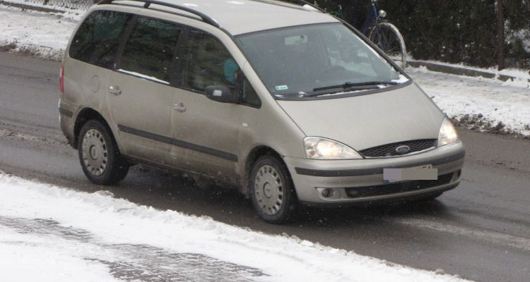 Na drogach lód i śnieg. Fachowcy radzą: jedź z głową - Zdjęcie główne