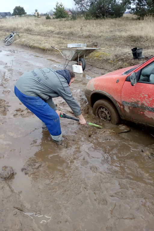 Uszkodził auto na drodze gminnej. "Urzędnicy pokpili sprawę" - Zdjęcie główne