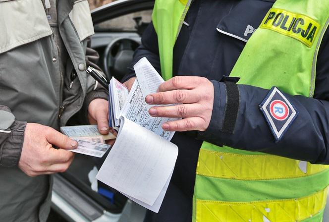 Obostrzenia poluzowane, ale nie zniesione! Policja kontroluje, mogą posypać się mandaty! - Zdjęcie główne