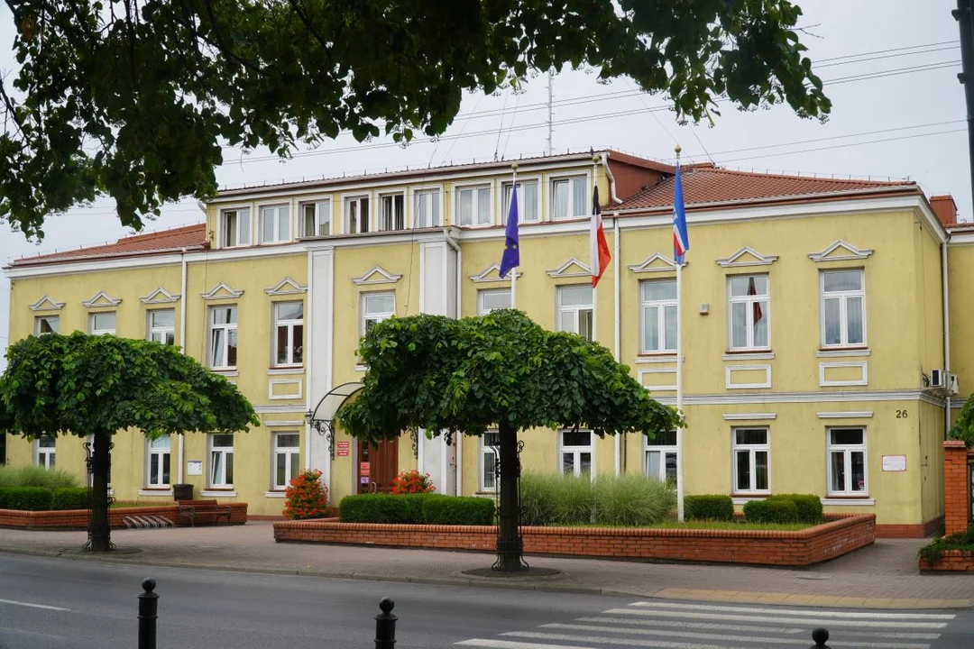 Zawyły syreny, a na fladze zawisł kir. Gostynin oddał hołd poległemu żołnierzowi - Zdjęcie główne