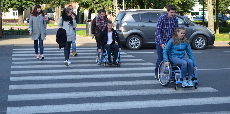 Pełnosprawni na wózkach, czyli uczniowie pokonywali bariery - Zdjęcie główne