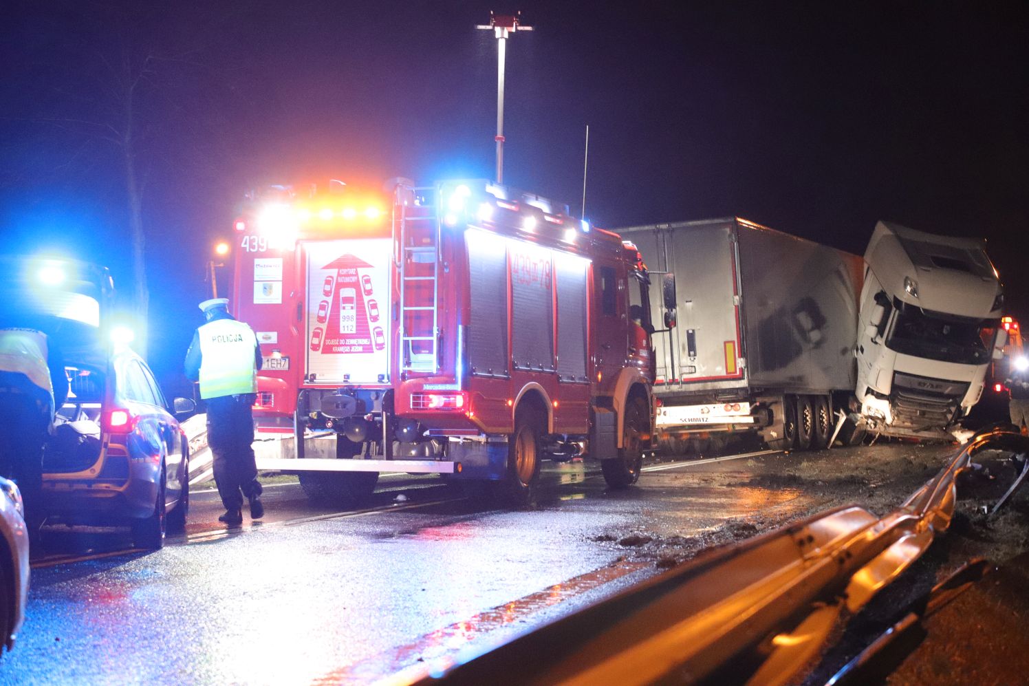 Wypadek z udziałem tira i dwóch osobówek między Kutnem a Gostyninem.