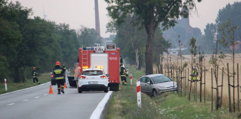 Samochód w rowie. Ruch wahadłowy na trasie Gostynin - Kutno - Zdjęcie główne