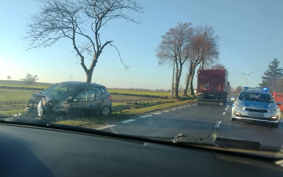 Zderzenie osobówki z traktorem. Jedna osoba ranna - Zdjęcie główne