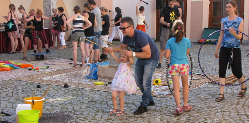 Teatralne i kuglarskie warsztaty na Zamku. Slackline dla odważnych! - Zdjęcie główne