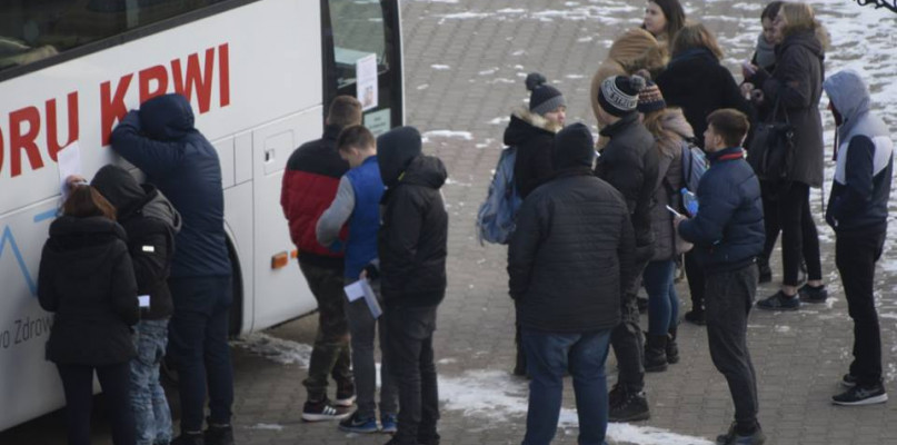 Kolejki pod krwiobusem: trwa walka o życie młodego urzędnika - Zdjęcie główne