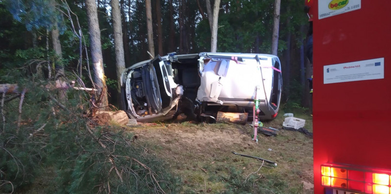 Wypadł z drogi i uderzył w drzewa. Kierowca w ciężkim stanie! - Zdjęcie główne