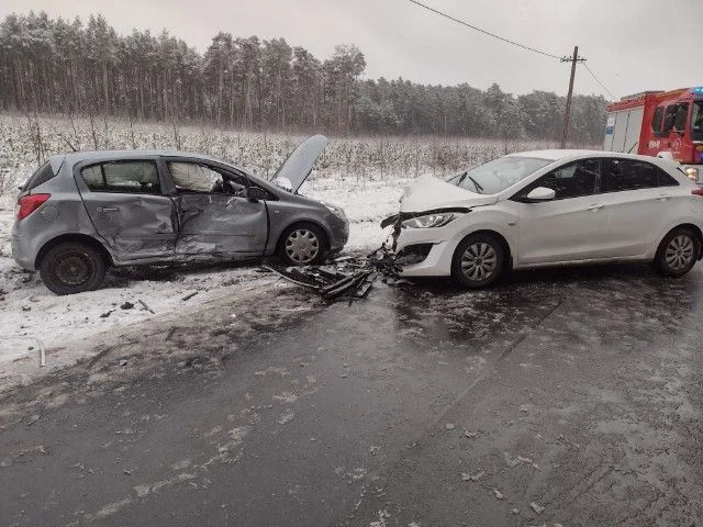 Wypadek na drodze wojewódzkiej. Trzy osoby ranne - Zdjęcie główne