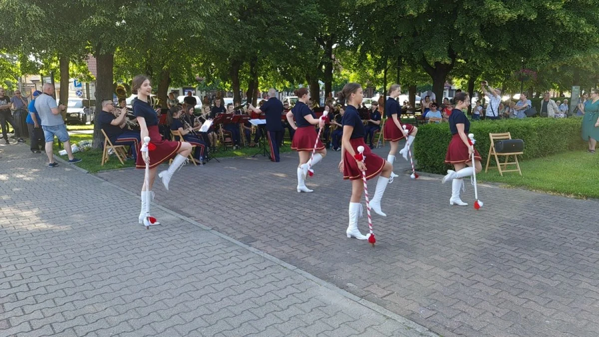 Kolorowo i muzycznie. W Gostyninie wystąpiły Miejska Orkiestra Dęta i Mażoretki [ZDJĘCIA] - Zdjęcie główne