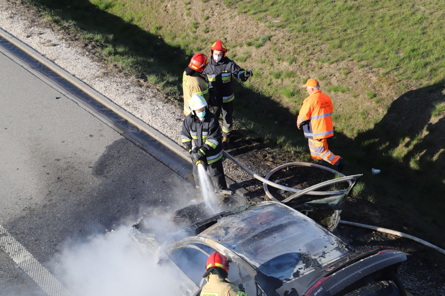 Na autostradzie pod Kutnem spłonął samochód osobowy