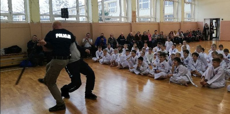 Policjanci ćwiczyli techniki interwencyjne z najmłodszymi - Zdjęcie główne