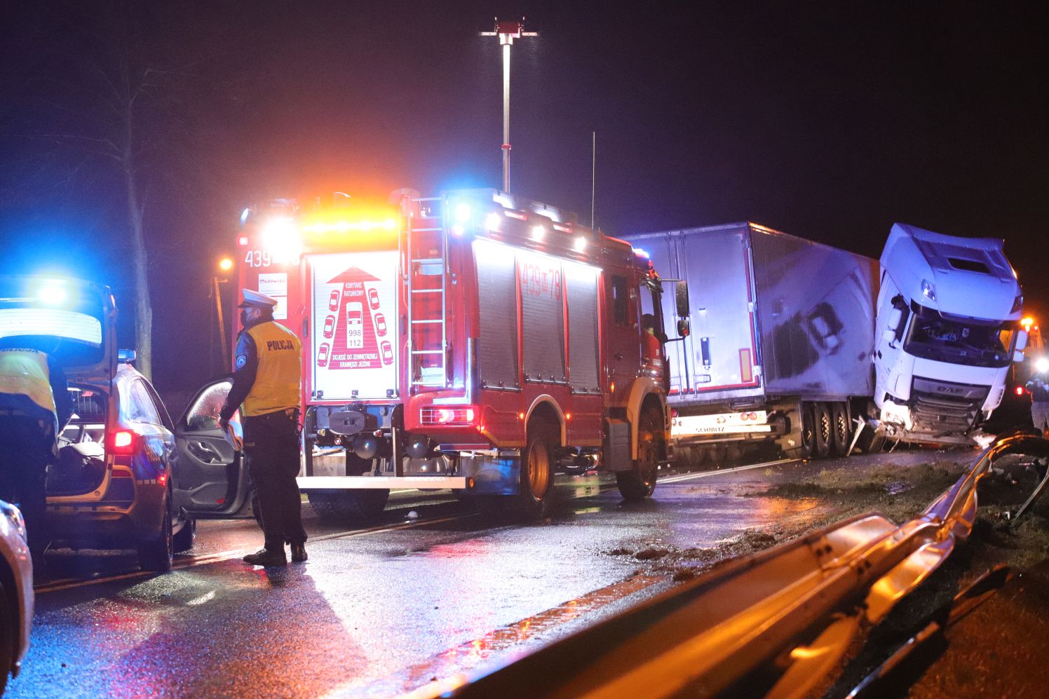 Wypadek z udziałem tira i dwóch osobówek między Kutnem a Gostyninem.