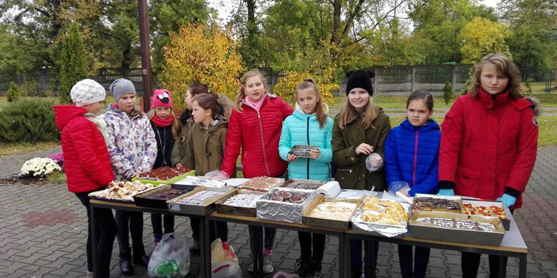 Charytatywny kiermasz ciast, zebrano 1400 złotych - Zdjęcie główne