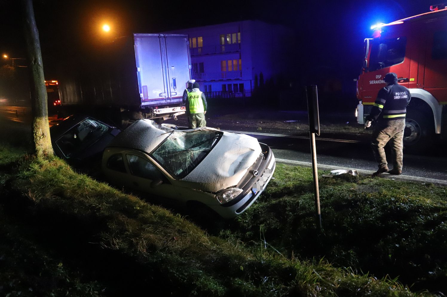 Wypadek z udziałem tira i dwóch osobówek między Kutnem a Gostyninem.