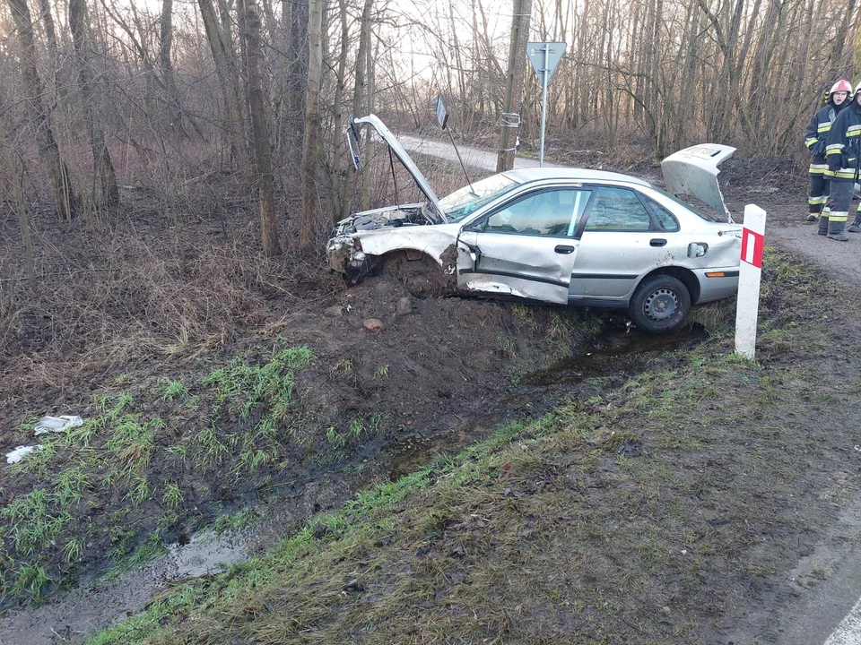 Nastolatek chciał wyprzedzać. Stracił panowanie, rozbił auto i trafił do szpitala [ZDJĘCIA] - Zdjęcie główne