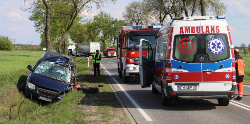 Zderzenie ciężarówki z osobówką: droga na Kowal całkowicie zablokowana [ZDJĘCIA] - Zdjęcie główne