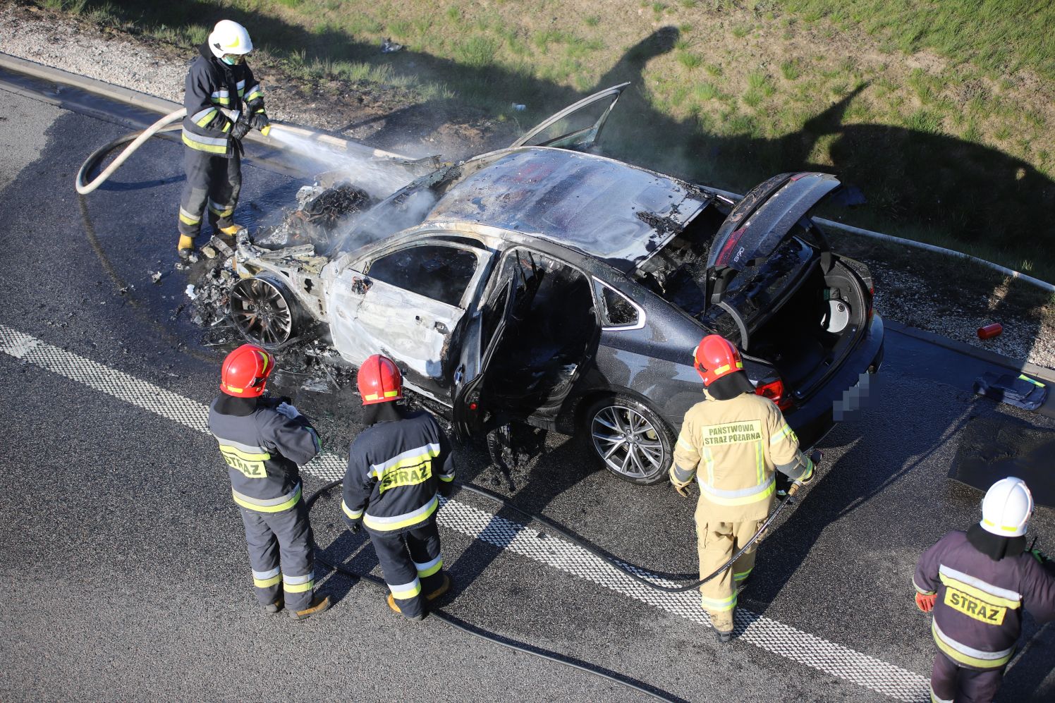 [ZDJĘCIA] Samochód w ogniu na autostradzie pod Kutnem. Słup dymu widoczny z wielu kilometrów - Zdjęcie główne