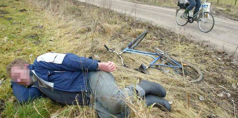 Pijani rowerzyści niczym... bliźniaki, czyli "na bani" przez Szczawin - Zdjęcie główne