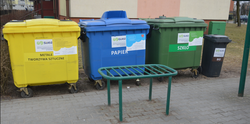 Do kosza na śmieci trafiły dowody osobiste i telefony komórkowe - Zdjęcie główne