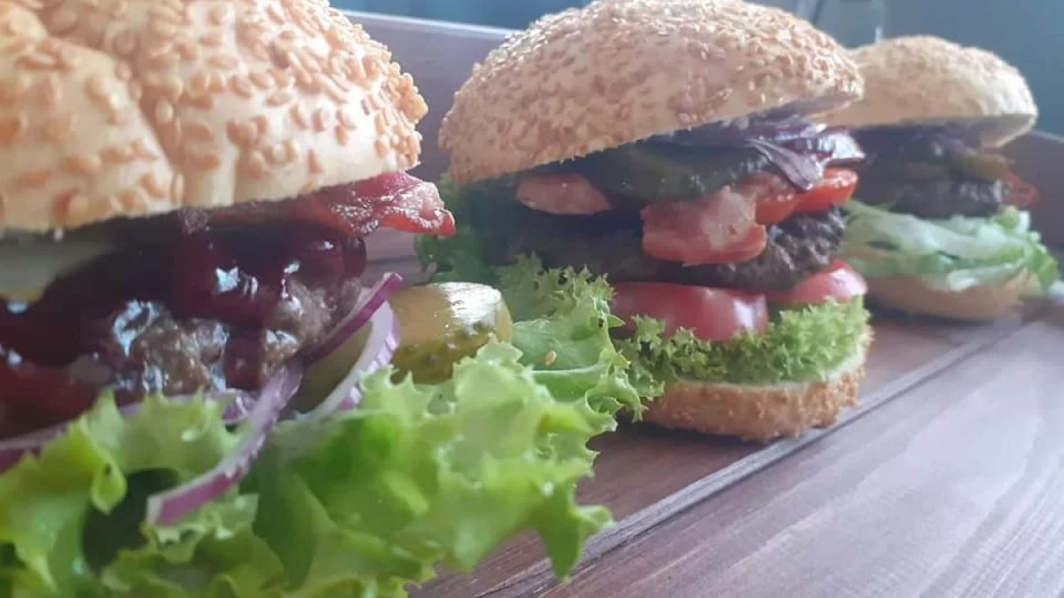 Znana burgerowania w nowym miejscu. Gości ma zaskoczyć nowy lokal i menu - Zdjęcie główne