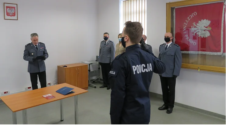 Ślubowanie w gostynińskiej policji. Służbę rozpoczyna nowy policjant - Zdjęcie główne