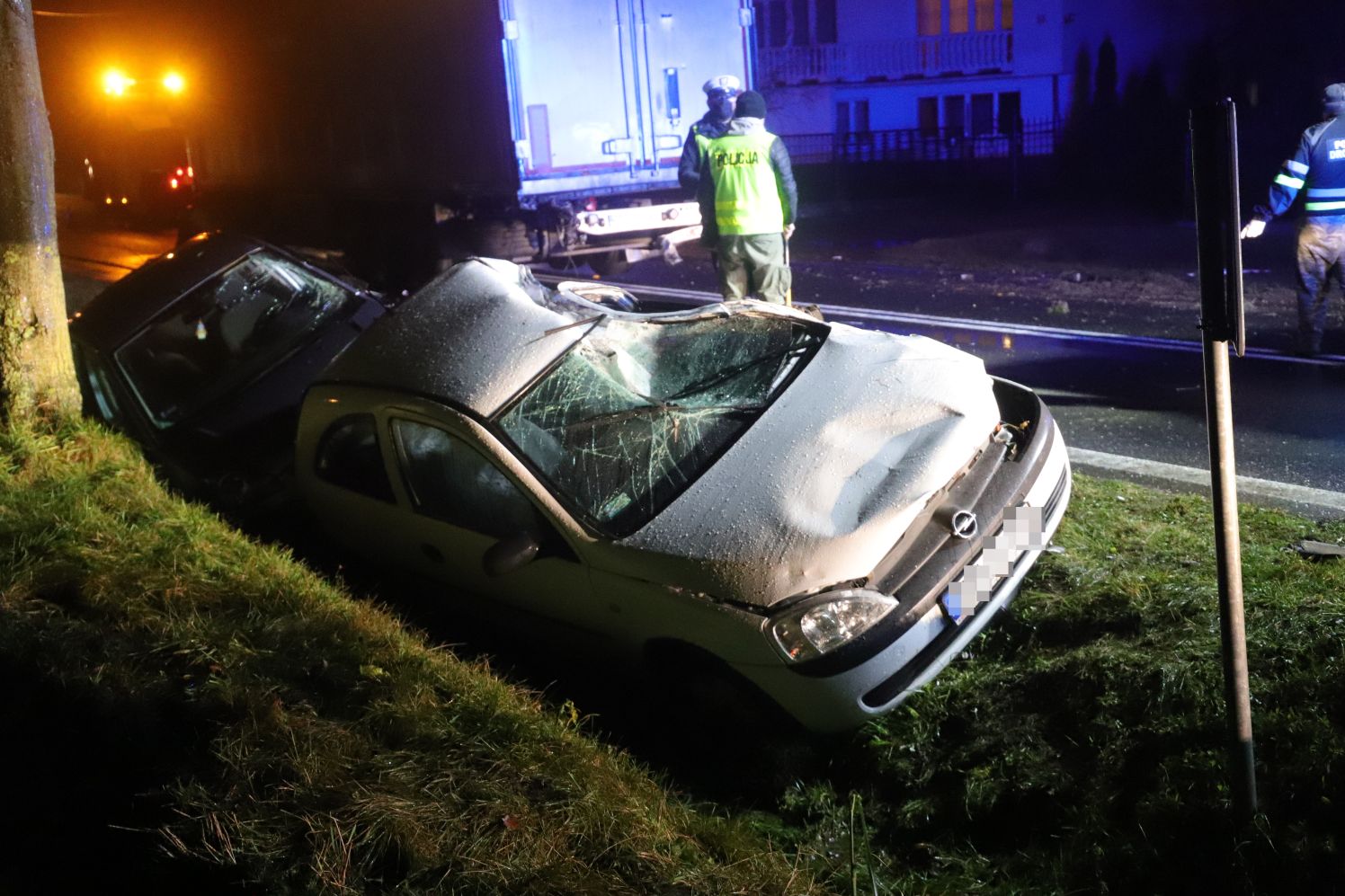 Wypadek z udziałem tira i dwóch osobówek między Kutnem a Gostyninem.