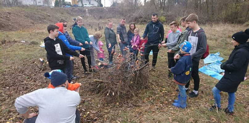 Wcześniej zarośnięty i zaśmiecony. Teraz nabiera nowego wyglądu i staje się miejscem do spotkań mieszkańców - Zdjęcie główne