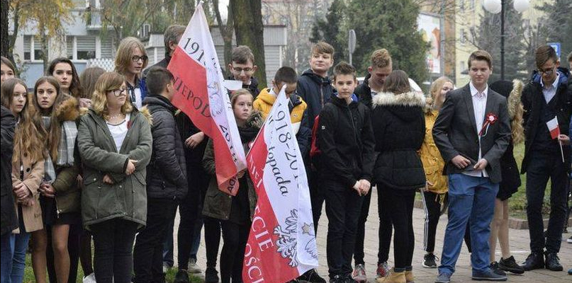 Uczniowie "Piątki" uczcili pamięć Marszałka - Zdjęcie główne