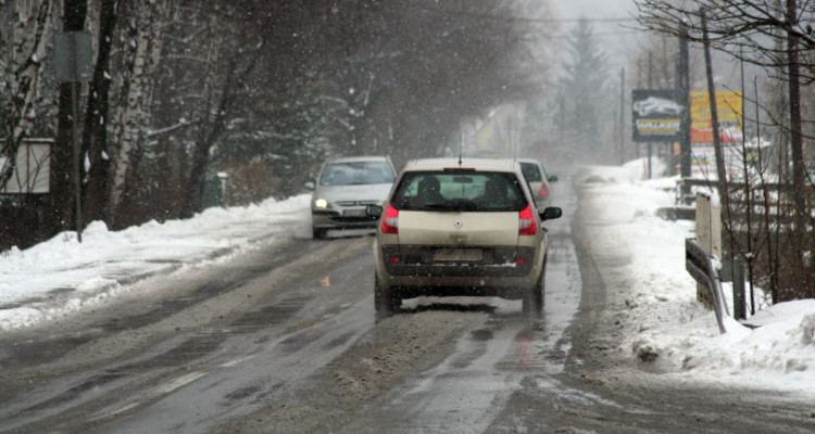 Zima zbliża się wielkimi krokami. Kierowco, uważaj na drodze - Zdjęcie główne