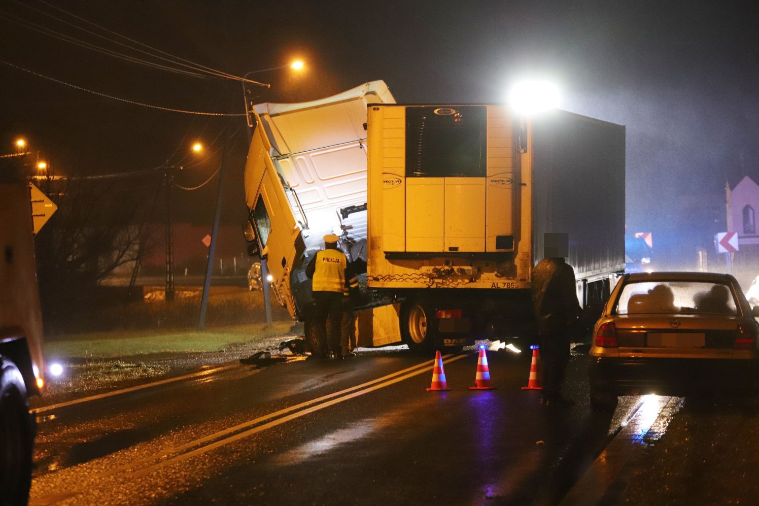 Wypadek z udziałem tira i dwóch osobówek między Kutnem a Gostyninem.