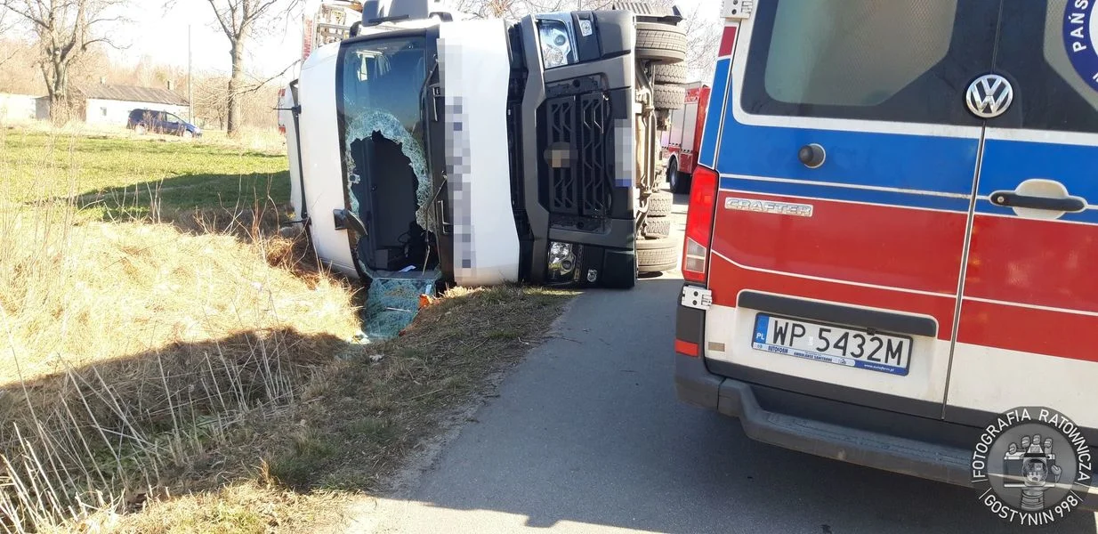 Przewróciła się ciężarówka z naczepą. Przewoziła zwierzęta [ZDJĘCIA] - Zdjęcie główne