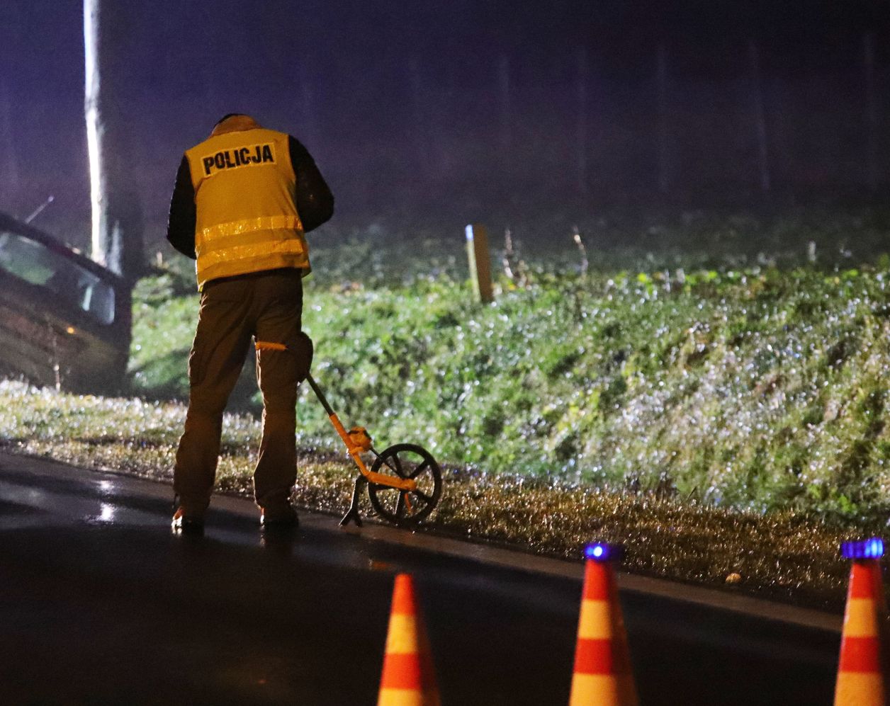 Wypadek z udziałem tira i dwóch osobówek między Kutnem a Gostyninem.