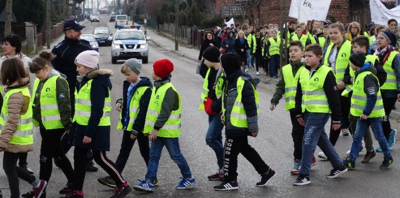 Kolorowy przemarsz przeciwko agresji i przemocy - Zdjęcie główne