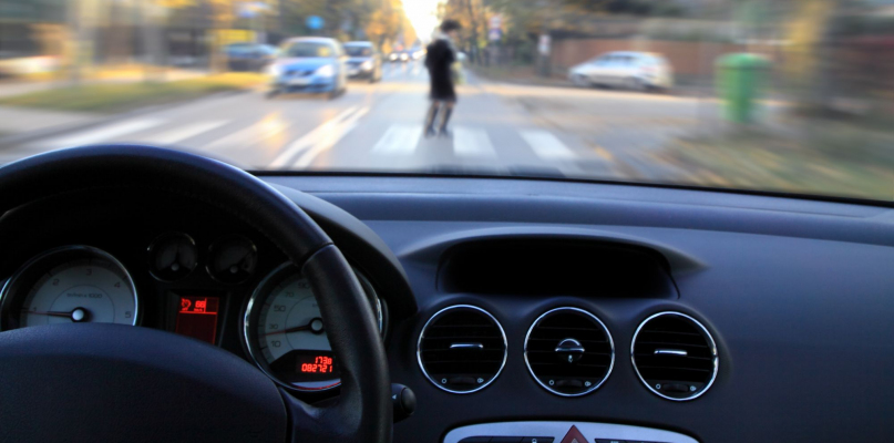 Auto jechało bez kierowcy! Policjant zatrzymał je własnym ciałem  - Zdjęcie główne