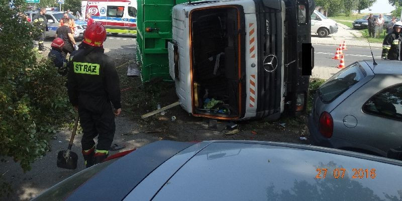 O krok od tragedii. Śmieciarka ścięła dwa drzewa, jedno przewróciło się na osobówkę - Zdjęcie główne