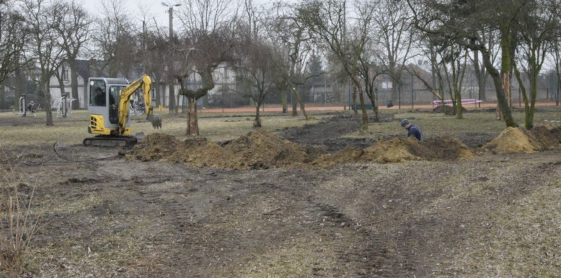 Praca wre: ruszyła budowa placu zabaw przy MCK - Zdjęcie główne