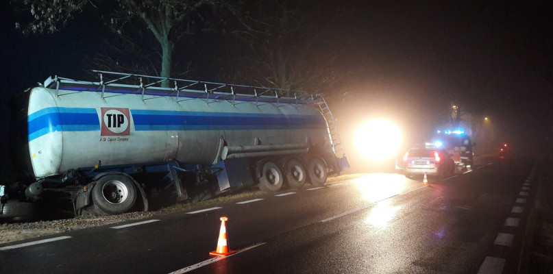 Włos od tragedii, auto na drzewie. Ciężarówka cudem uniknęła "czołówki" - Zdjęcie główne