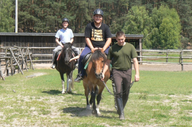 Młodzież na pikniku hipoterapii - Zdjęcie główne