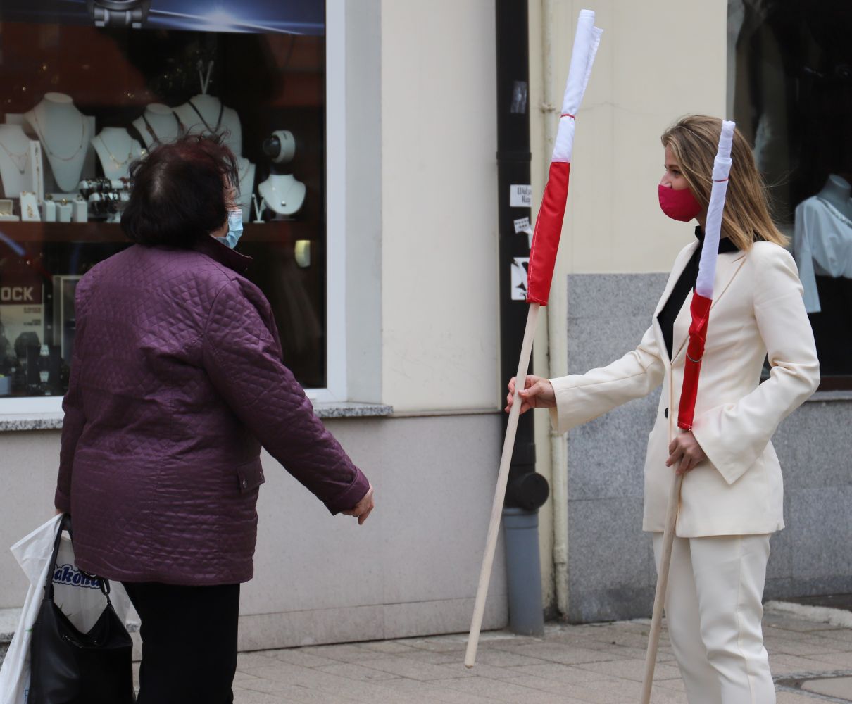 Prezydent miasta rozdawał flagi mieszkańcom Kutna