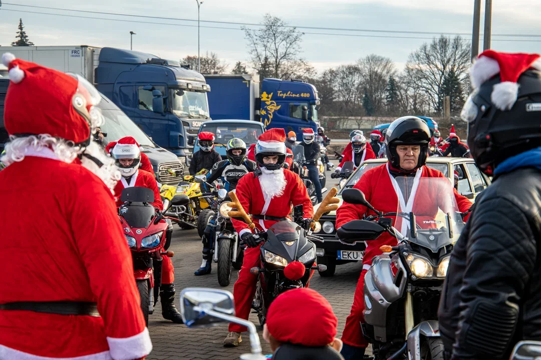 Kutnowscy Moto Mikołaje wyruszyli w paradę po Kutnie. Wkrótce dotrą na Plac Wolności